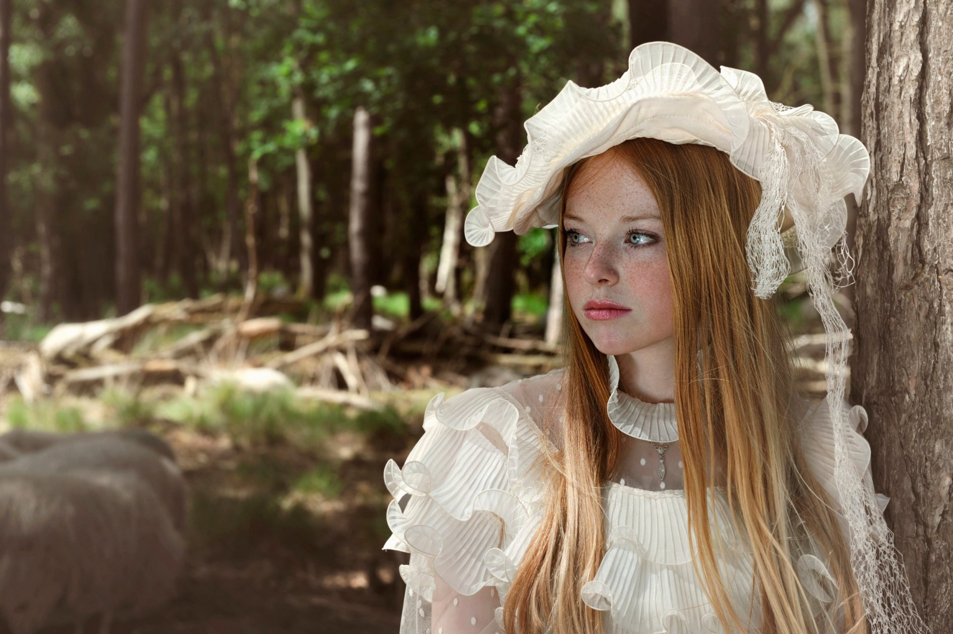 fille taches de rousseur chapeau robe