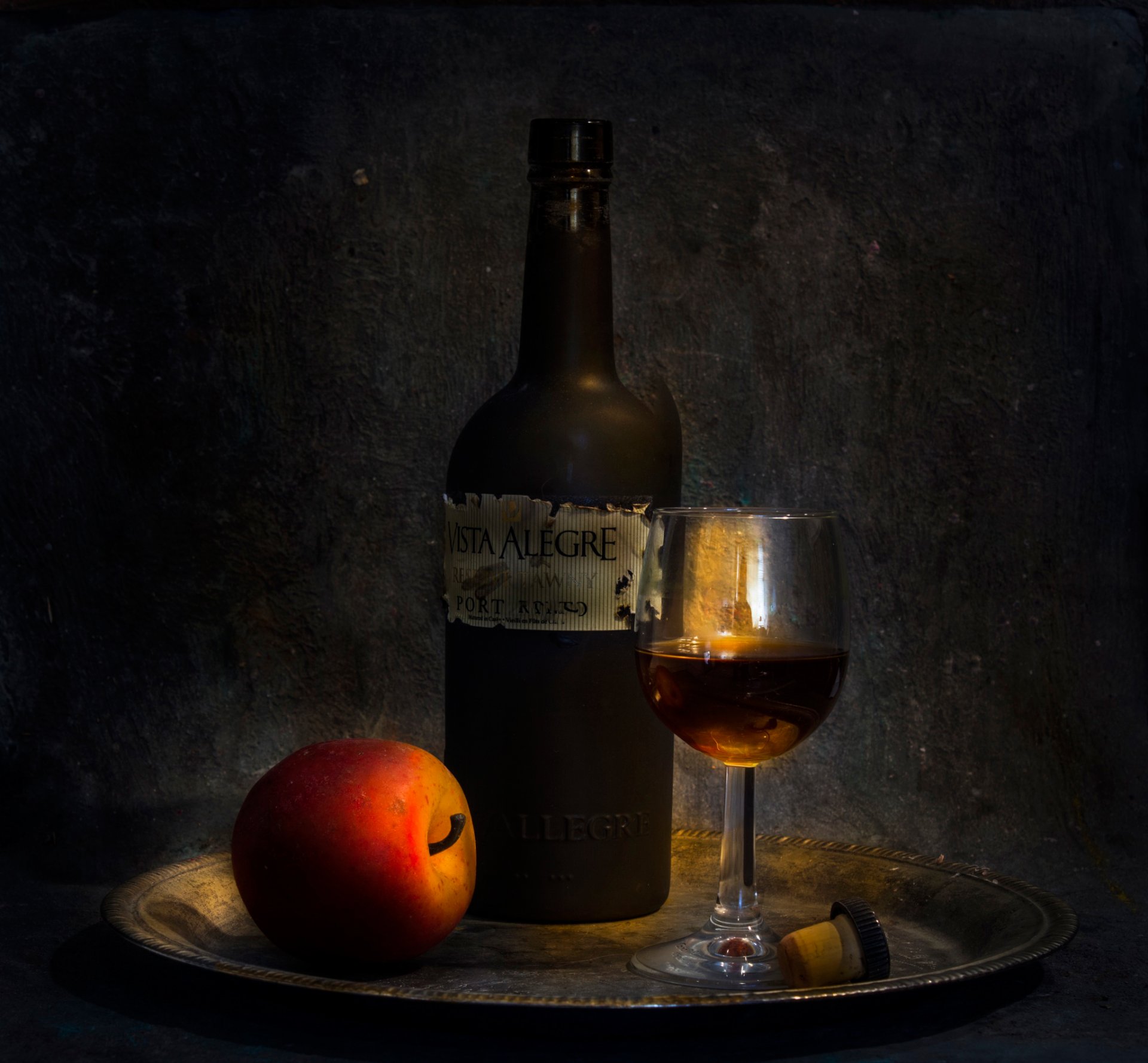 the conneisseur a bottle wine tray glass apple