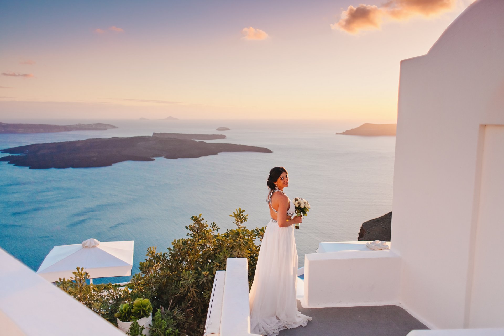 fille mariée eau robe bouquet ciel fleurs sourire coifure