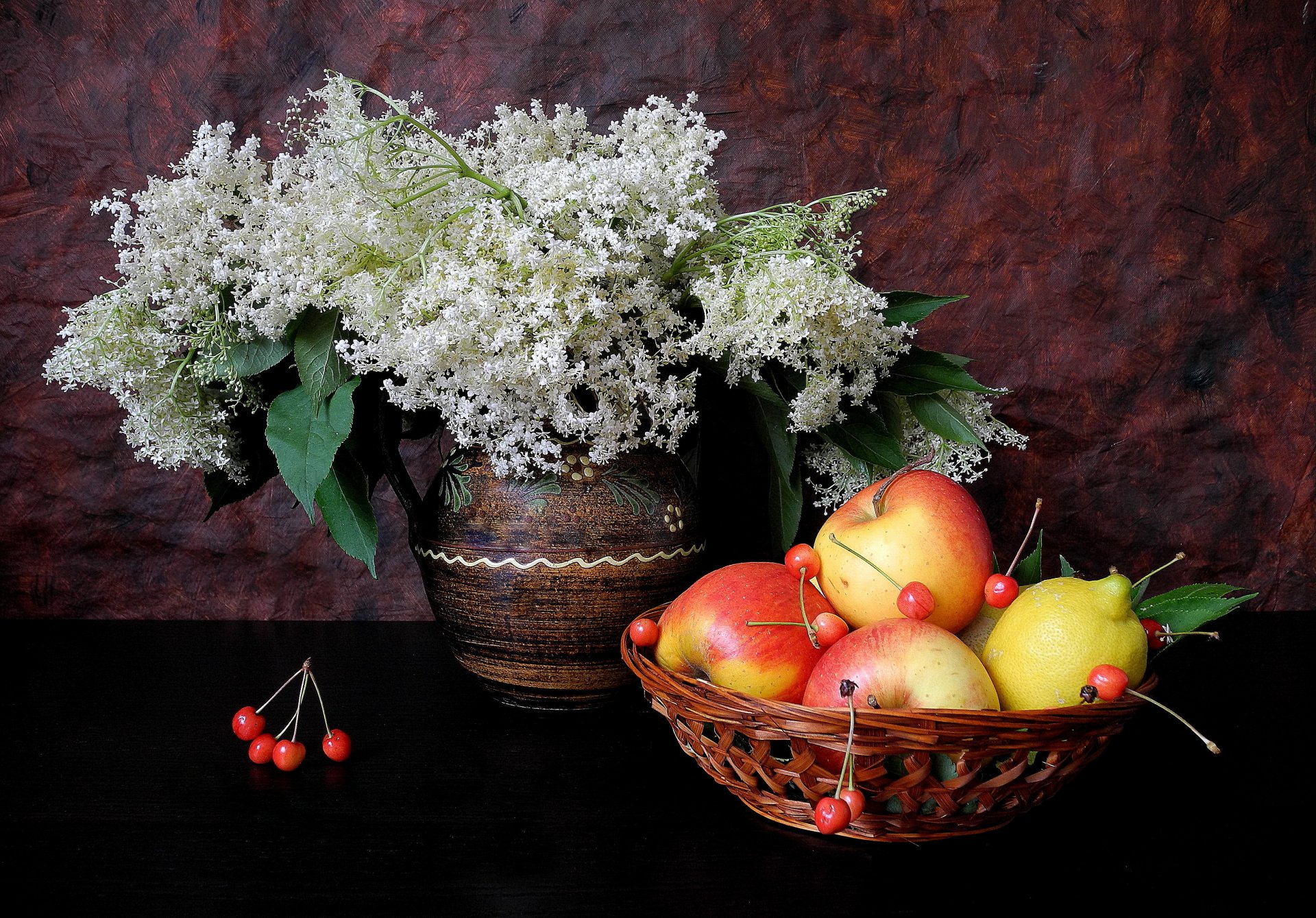 naturaleza muerta florero flores fruta manzana limón cereza