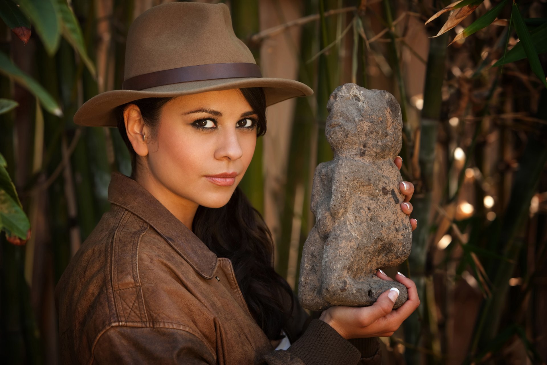 style fille belle anastasia uvarova historien archéologue corps expéditionnaire munitions équipement veste chapeau découverte artefact vue cible fond de jungle beau fond beau fond voyage ma planète bokeh fond d écran