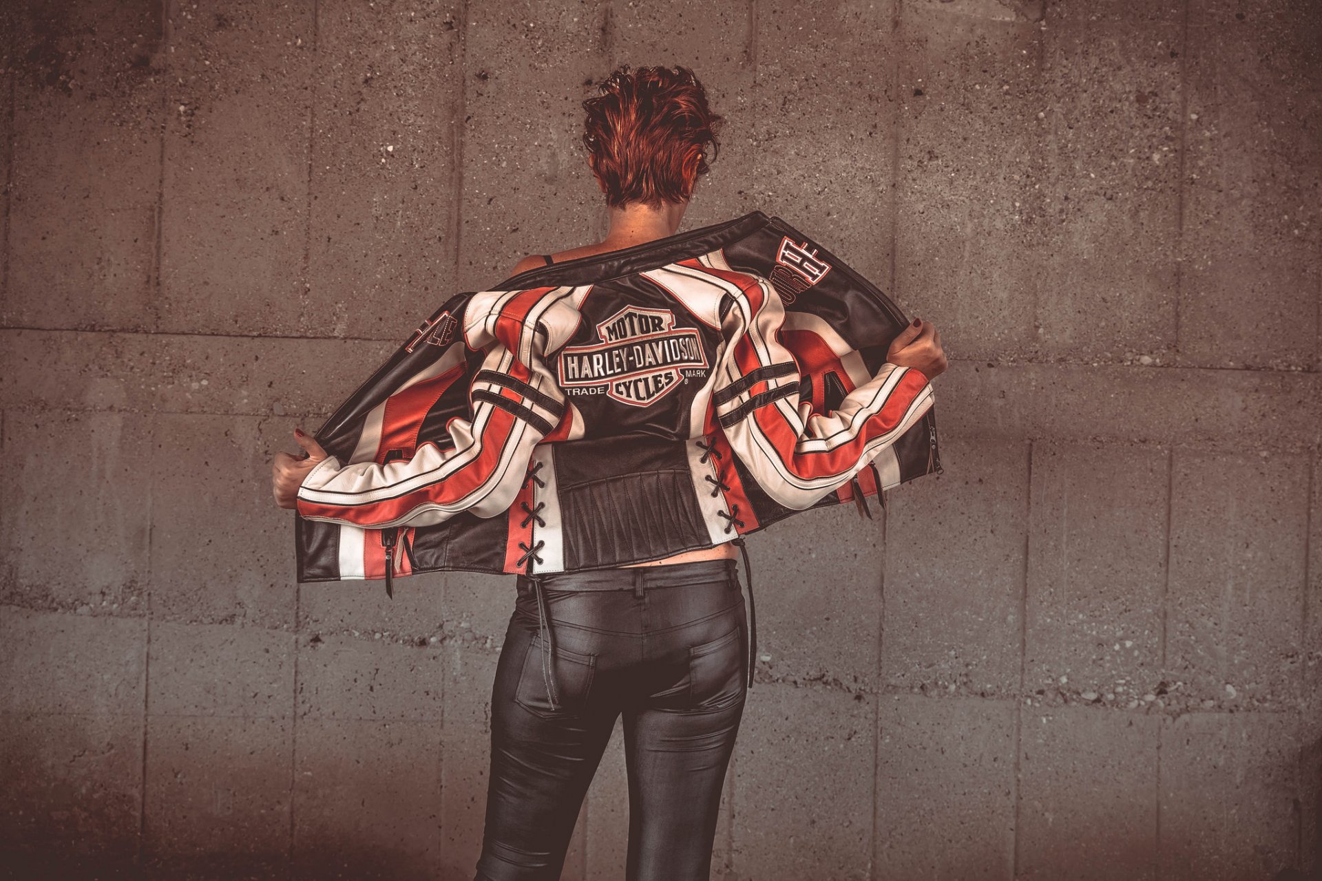 chica espalda chaqueta de cuero harley-davidson fondo