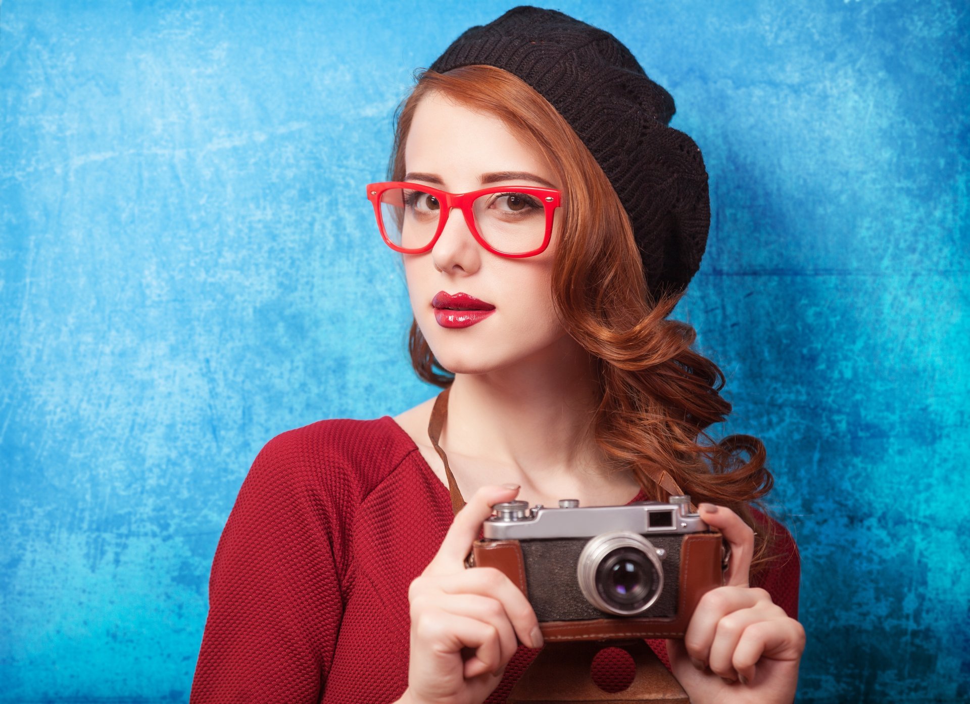 mädchen rote haare brille blick kamera