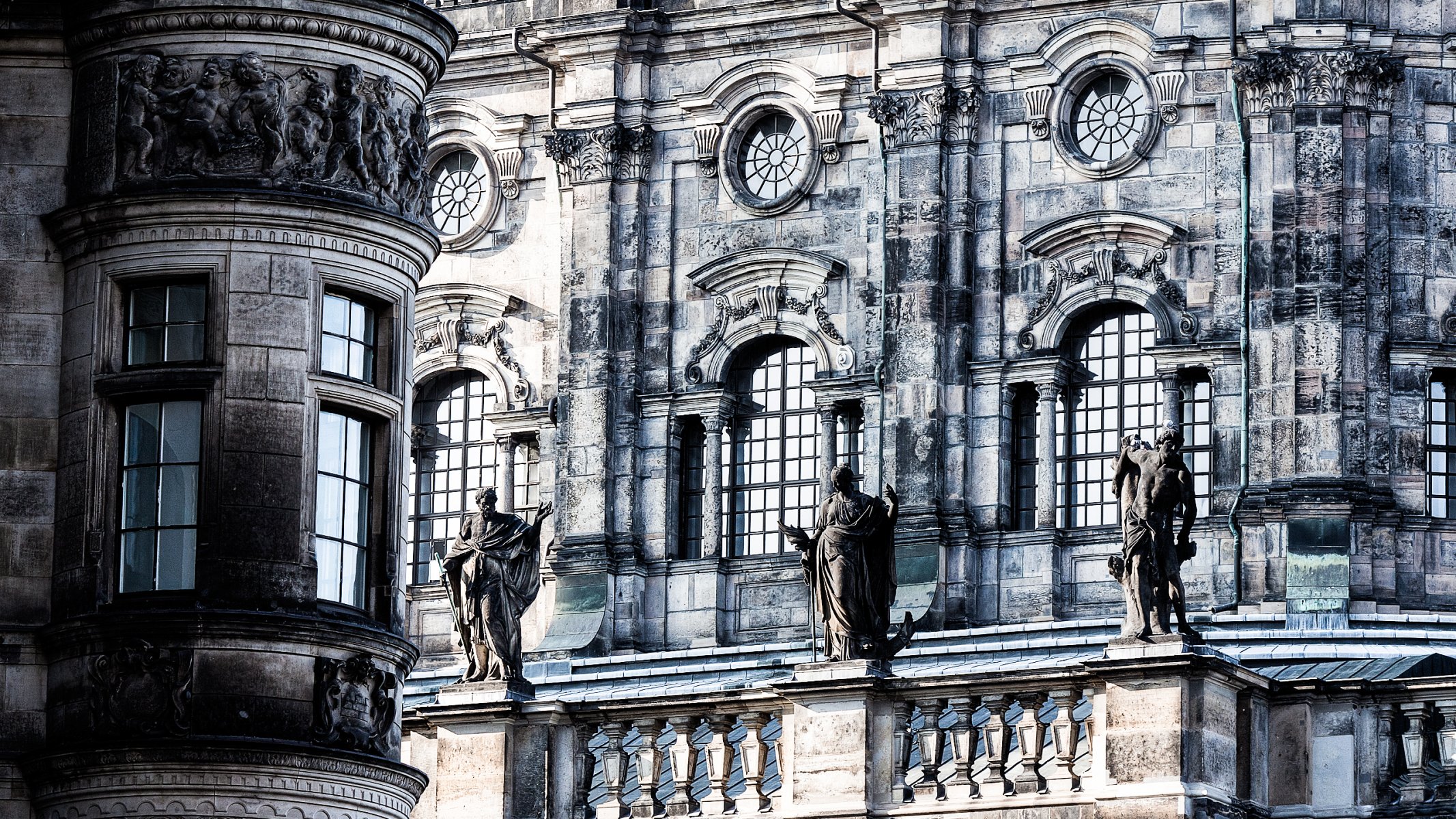 fenêtres statues pierre mur balcon