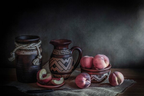 Nature morte avec des pêches et deux cruches