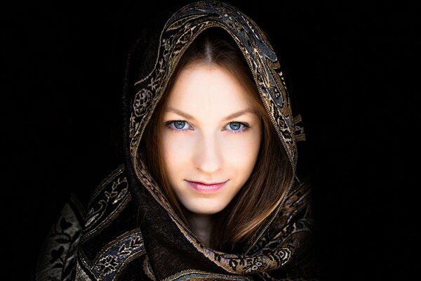 Portrait d une jeune fille avec un foulard sur la tête