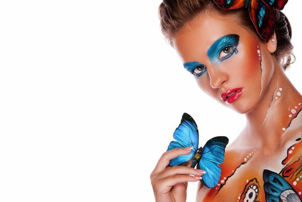 Arte corporal estilo mariposa con maquillaje y look de look abierto