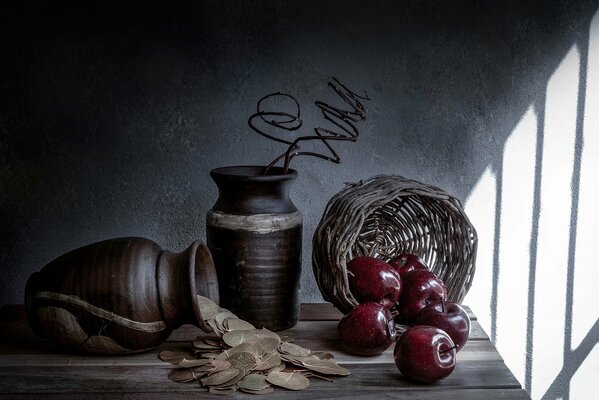 Nature morte représentant un panier, une cruche, des pommes et des lauriers