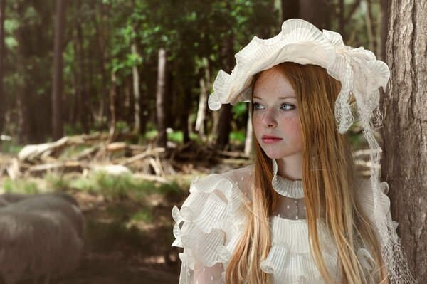 Rubia con sombrero. Bosque. Verano