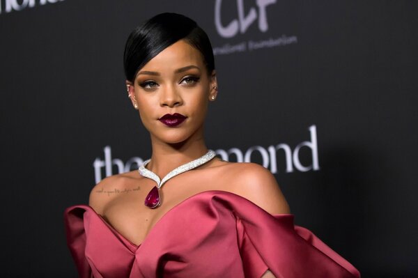 Rihanna with a diamond necklace with dark makeup