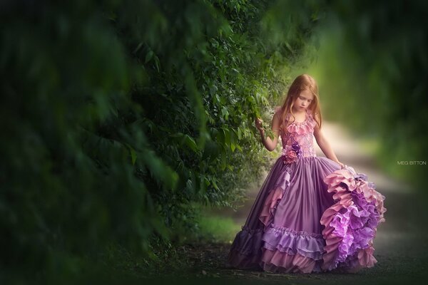 Niña princesa en el bosque. Vestido de princesa rosa