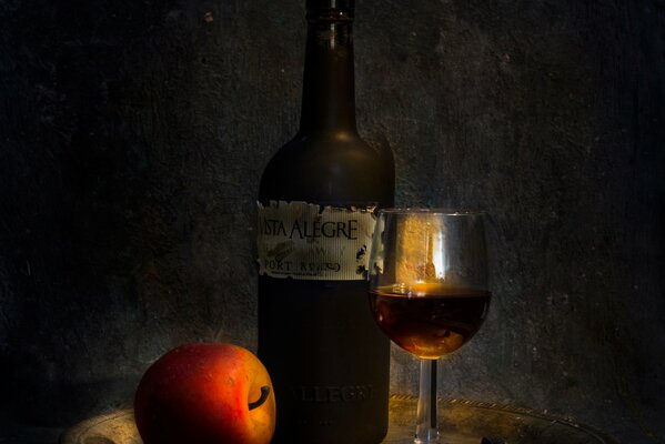 Натюрморт- вино, бокал и яблоко