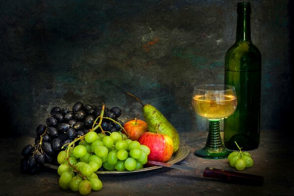 Nature morte avec bouteille de vin blanc et fruits