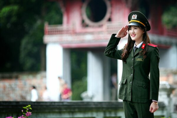 Asiático militar chica en uniforme