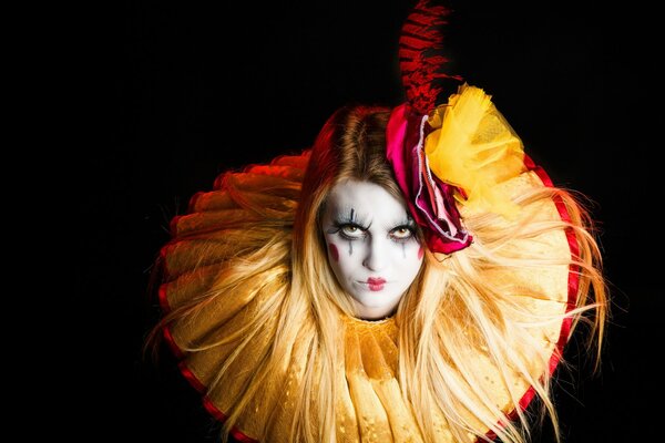 Chica en maquillaje como la versión femenina del payaso Pennywise