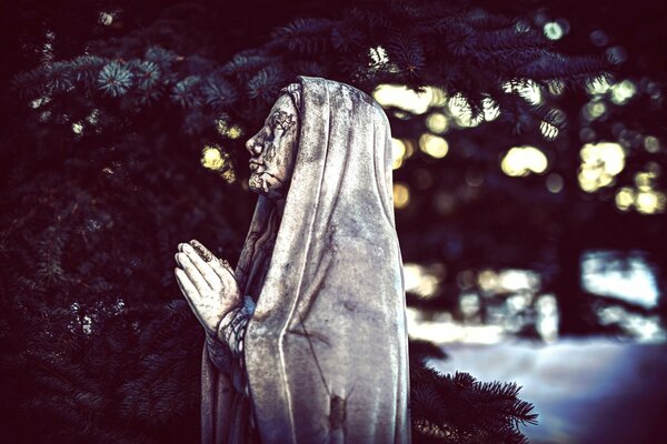 Stary posąg dziewczyny, która się modli