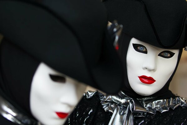 Karnevalsbild mit blasser Maske, hellen Augen und Lippen