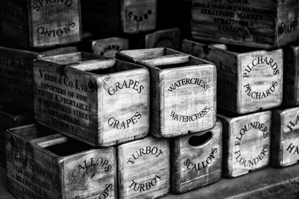 Foto en blanco y negro de tar. Cajas de pescado