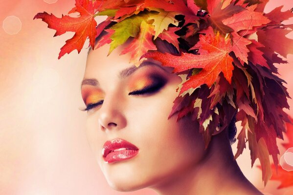 Chica con corona de hojas de otoño