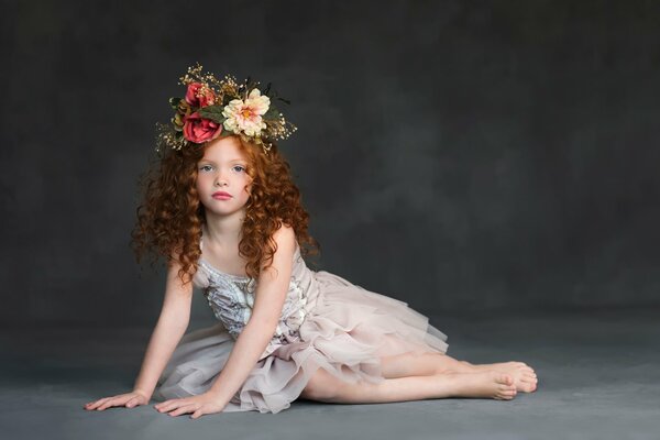 Jeune modèle bouclé avec Couronne