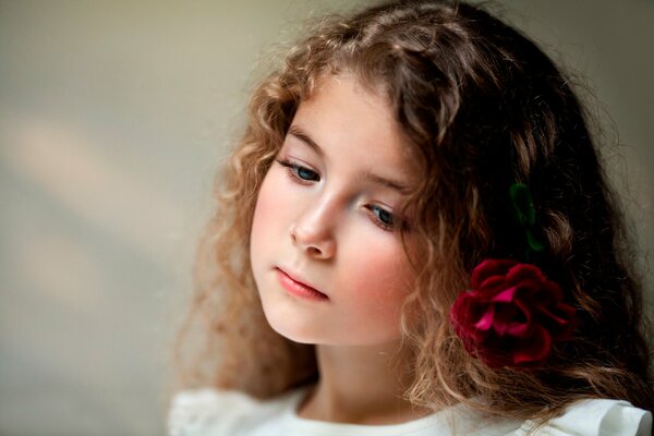 Porträt eines Mädchens mit einer Rose