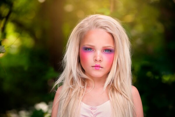 Fotografía infantil de una niña en maquillaje