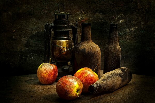 Bouteilles Vintage. Lampe. Poires. Nature morte