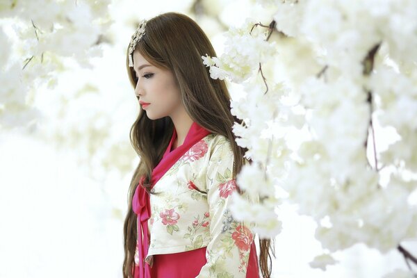 Dziewczyna azjatka w wiosennym ogrodzie