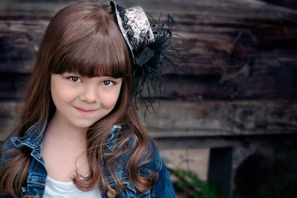 Bambina con cappello in posa