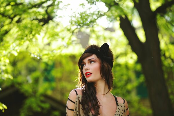 Belle fille dans la forêt posant