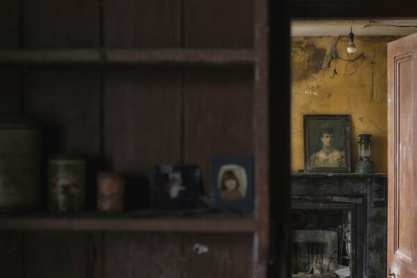 Salle avec des peintures et des portraits anciens