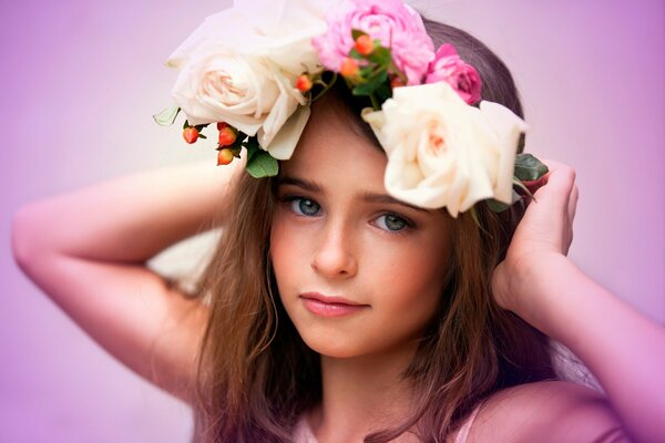 Fille dans une Couronne de roses