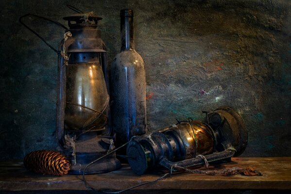 Lampe, cône et bouteille de rhum