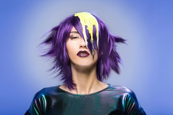 Портрет девушки с фиолетовыми волосами