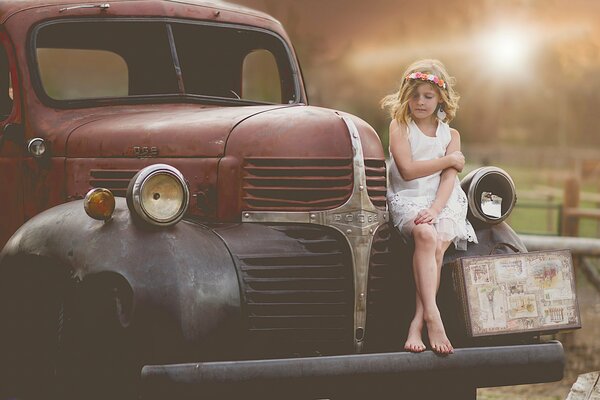 Детская модель на фотосъёмка с авто и чемоданом