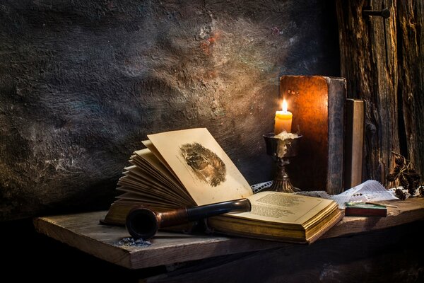 Livre Vintage sur la table à la lumière d une bougie