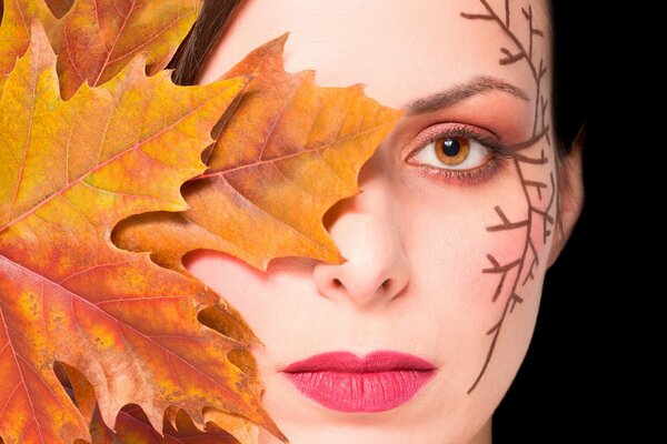 Hermosa chica en maquillaje de otoño