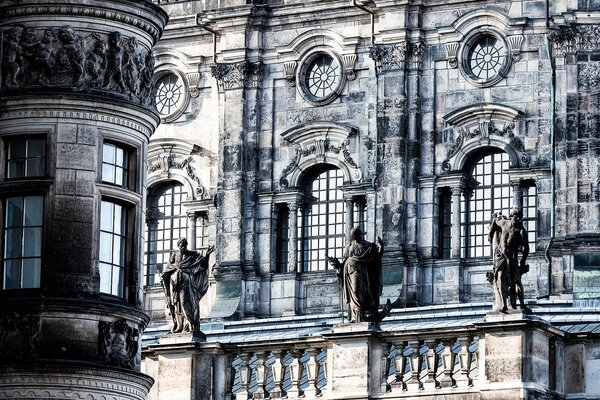 Stone statues at the balcony