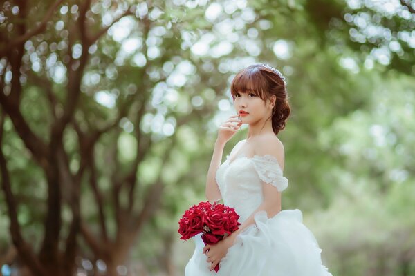 Japanische Braut. Zärtlichkeit im Wald