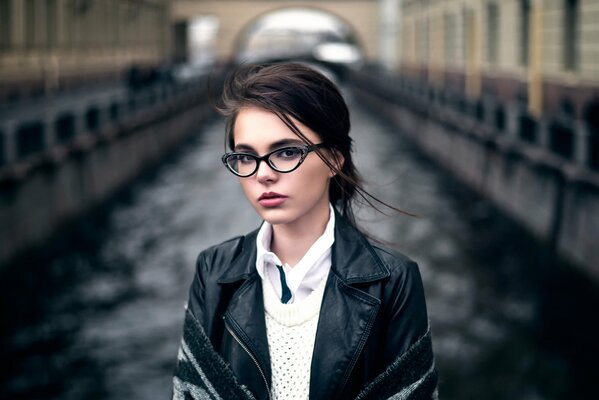 Porträt von Oktober Maksimova mit Brille
