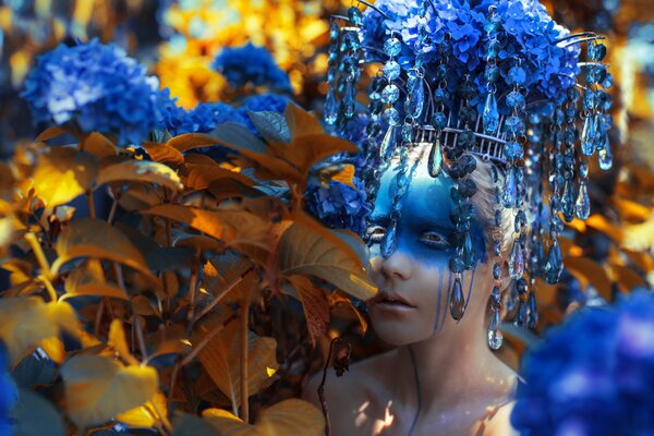 Fille bleue dans la nature