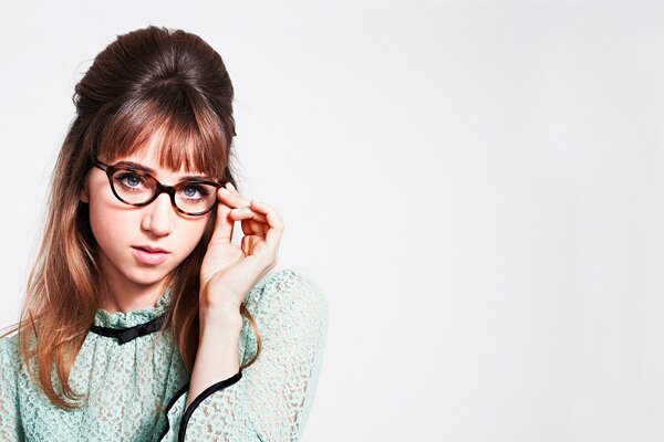Zoe Kazan avec une coiffure Reto à lunettes rondes