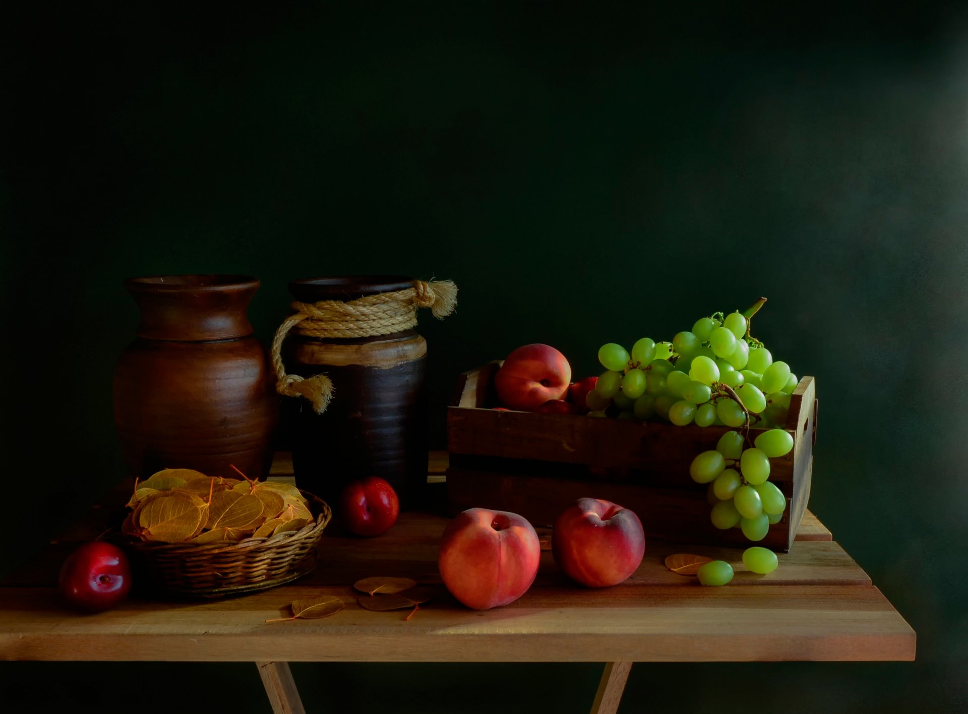 nature morte table raisins pichet pêches