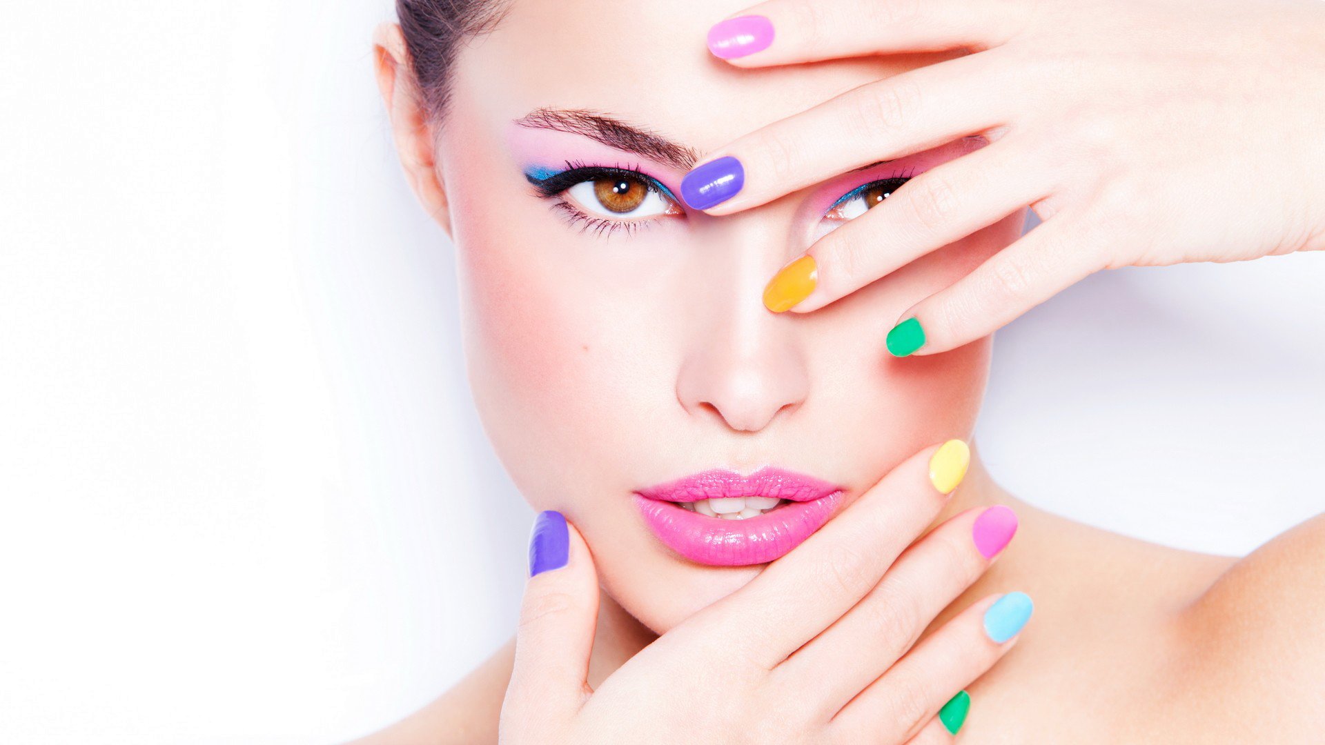 chica cara manicura color labios