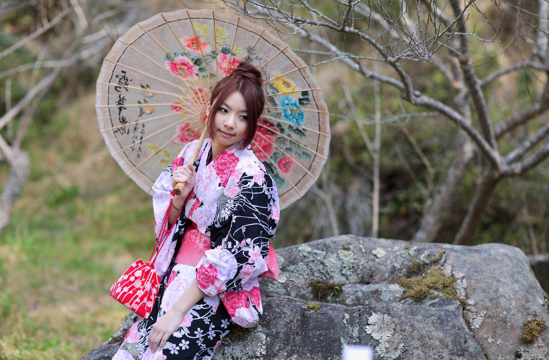 Красивая японка с зонтиком