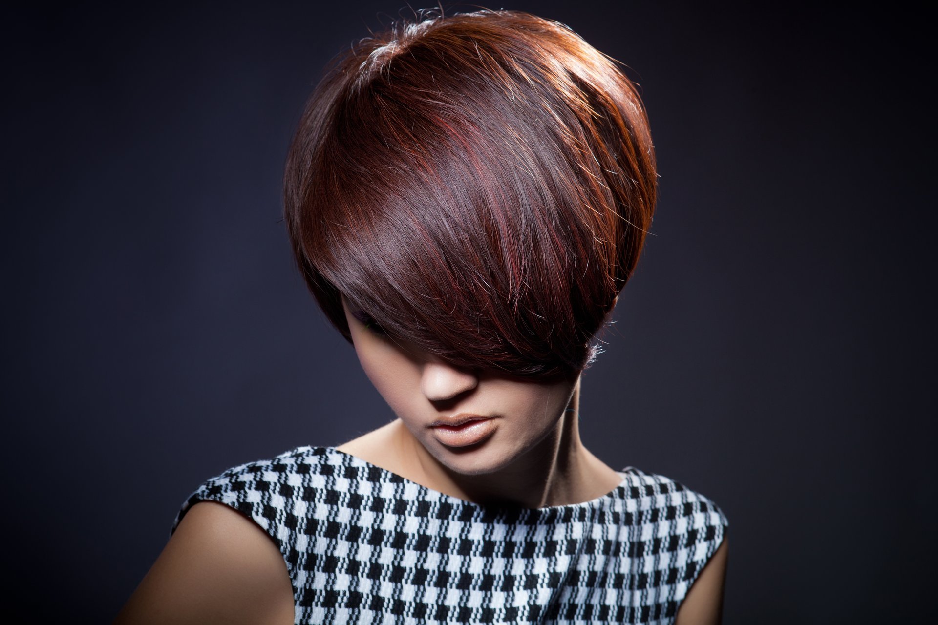 estilo chica corte de pelo pelo. labios cara vestido fondo