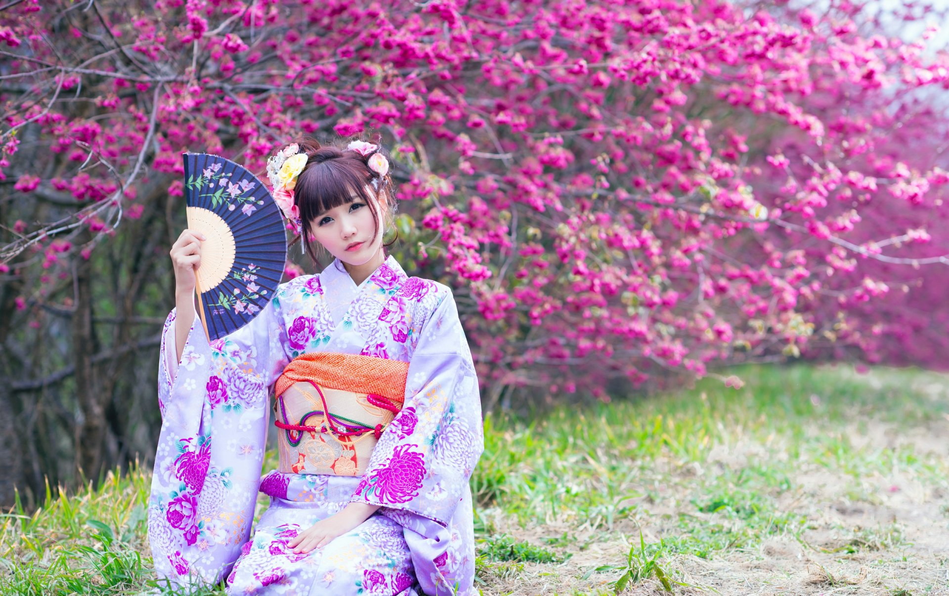 Японская девушка в красивом весеннем саду - обои на телефон.