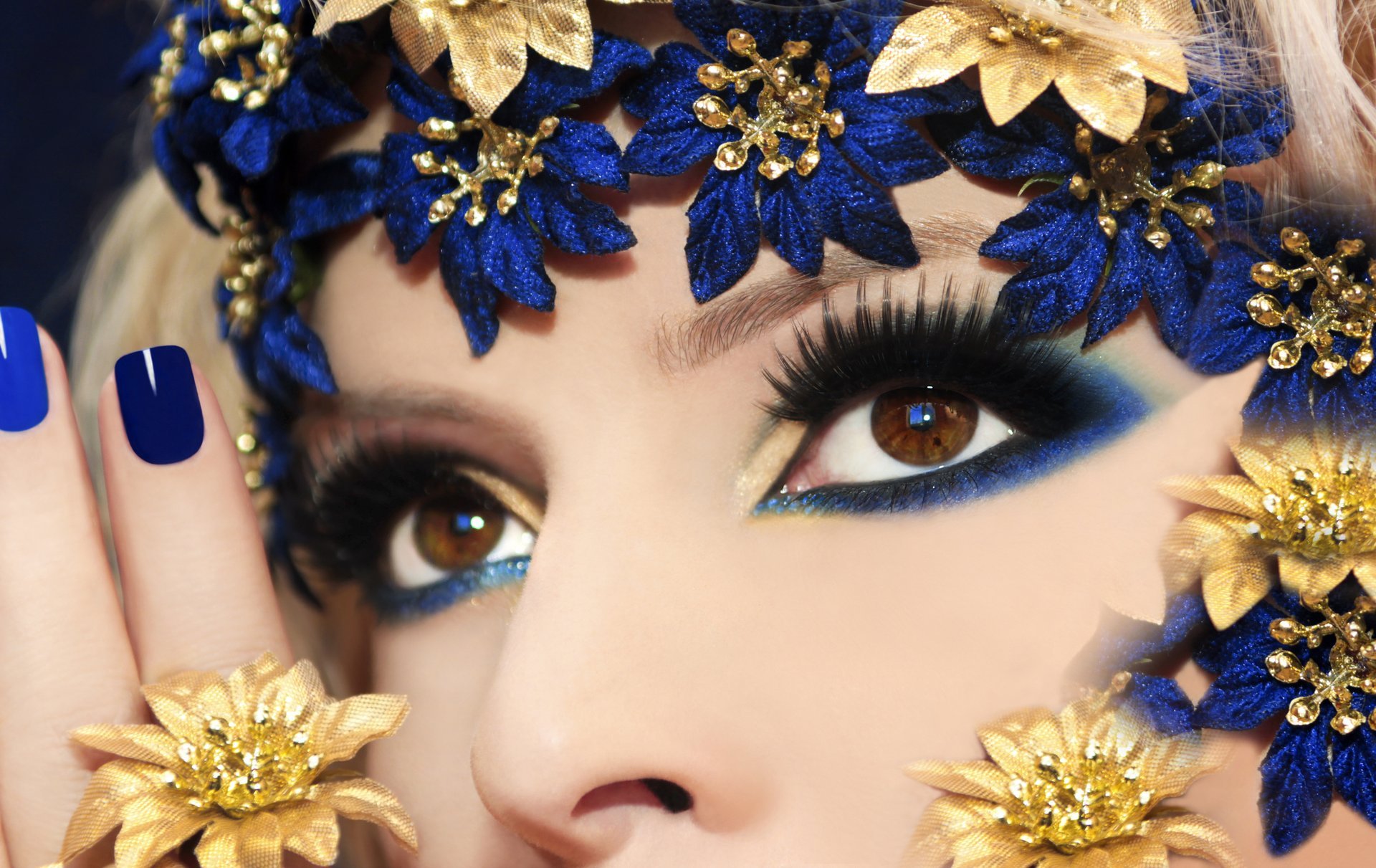 estilo chica ojos marrones pestañas maquillaje. flores fondo