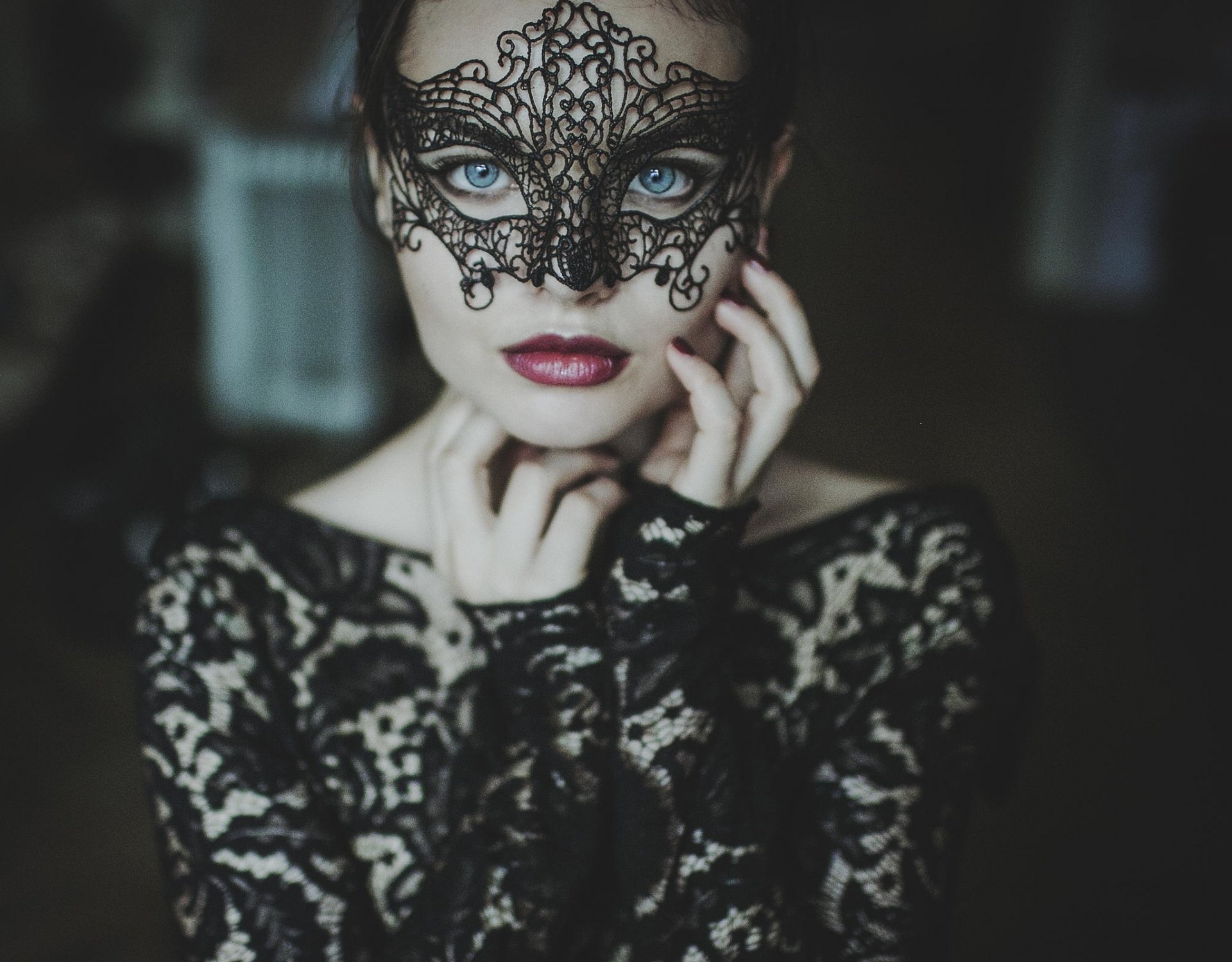 fille masque look robe dentelle