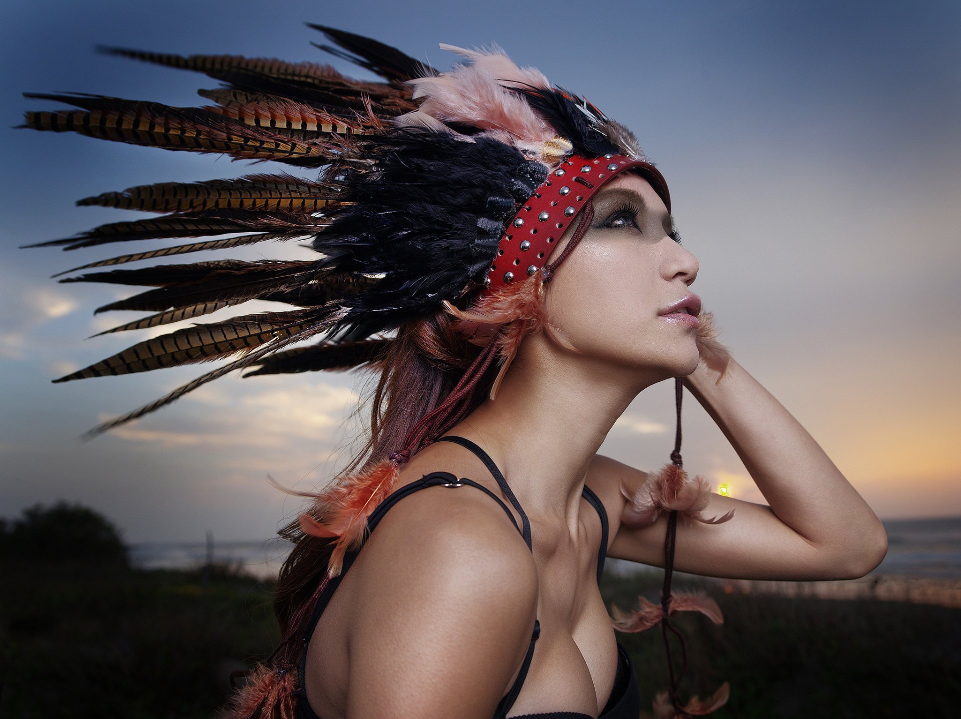 chica cara mirada plumas fondo